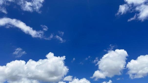 澄み渡る青空と白い雲 沖縄の空 澄み渡る青空と白い雲 沖縄の空 青空,雲,夏の写真素材