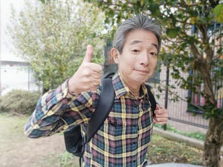 散歩をするシニア男性 シニア,シニア男性,シニアサラリーマンの写真素材