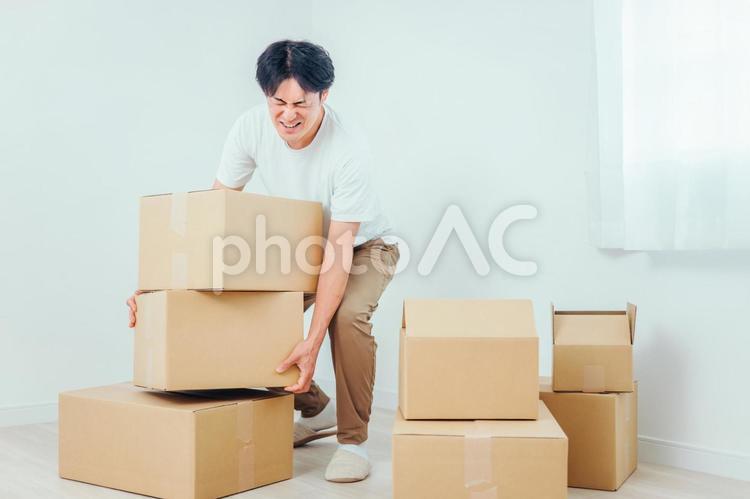 荷造りする男性（困る） 荷造り,引越し,ダンボールの写真素材