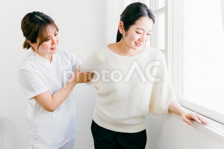 リハビリ治療を受ける女性と理学療法士 リハビリ,リハビリテーション,理学療法士の写真素材