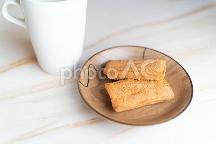 木皿のフィナンシェと白マグカップ⑥ フィナンシェ,焼き菓子,お菓子の写真素材