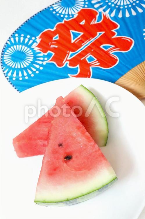 夏のイメージ　すいかとうちわ 夏,盛夏,夏のイメージの写真素材
