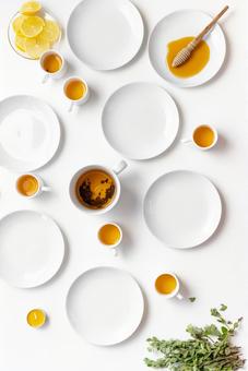紅茶と皿とレモンと植物など 紅茶と皿とレモンと植物などの写真