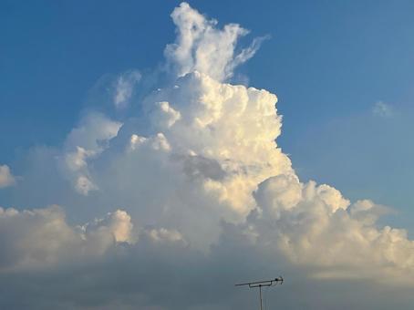夕陽を浴びる入道雲 夕陽を浴びる入道雲の写真