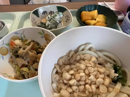 入院食・病院食:たぬきうどんと野菜と果物 入院食・病院食:たぬきうどんと野菜と果物 病院食,入院食,たぬきうどんの写真素材