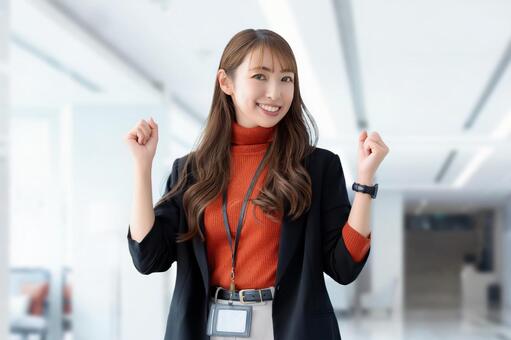 ガッツポーズをする女性・ビジネスウーマン 女性,人物,ガッツポーズの写真素材