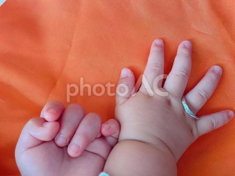 子供の手と指輪 赤ちゃん,手,babyの写真素材