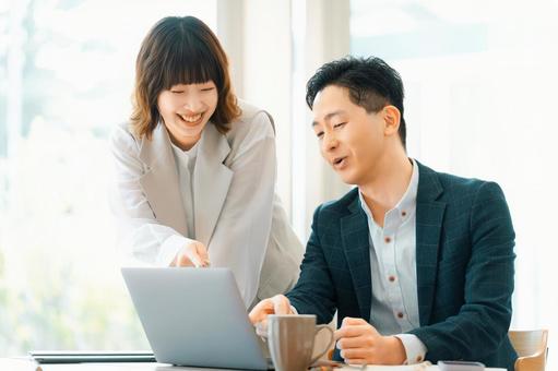 ミーティングをする男女2人のビジネスマン ミーティングをする男女2人のビジネスマン 男性,女性,男女の写真素材