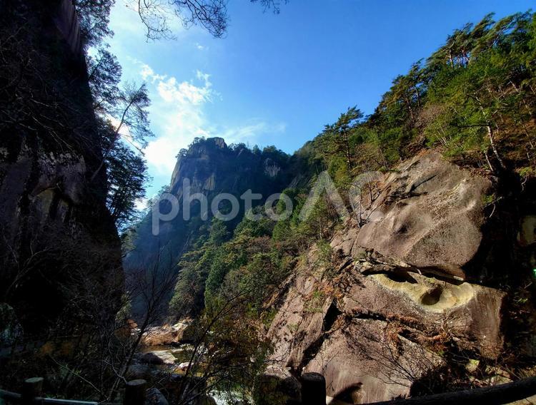 自然が作り出す景色 崖,岩,木の写真素材