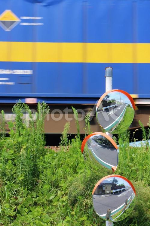 ３方向のカーブミラーと貨物列車 カーブミラー,ミラー,道路反射鏡の写真素材