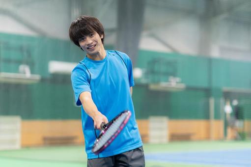 スポーツジムでテニスをする若い男性 テニス,テニススクール,スポーツジムの写真素材