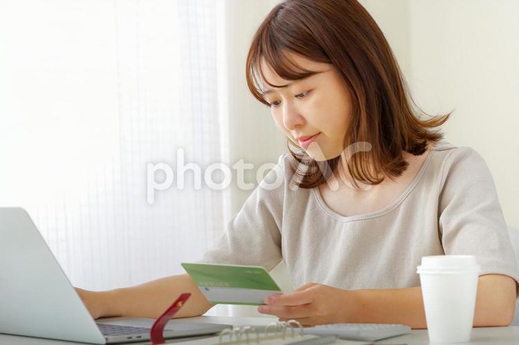 お金の計算をする若い女性 貯金,貯蓄,貯めるの写真素材