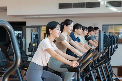 スポーツジムでトレーニングをする若い男女 スポーツジム,フィットネス,ダイエットの写真素材