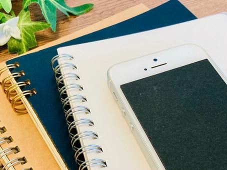 スマホと三冊のリングノート スマホと三冊のリングノートの写真
