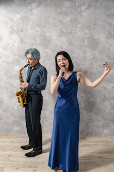 男女がサックス演奏とボーカルをしている	 デュオ,サックス,サクソフォンの写真素材