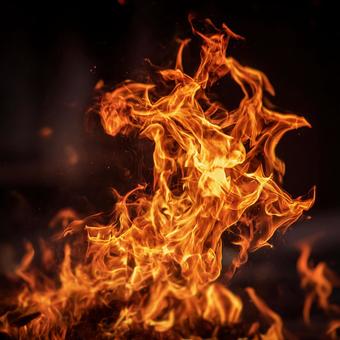 暗闇に燃え上がる炎 暗闇に燃え上がる炎の写真