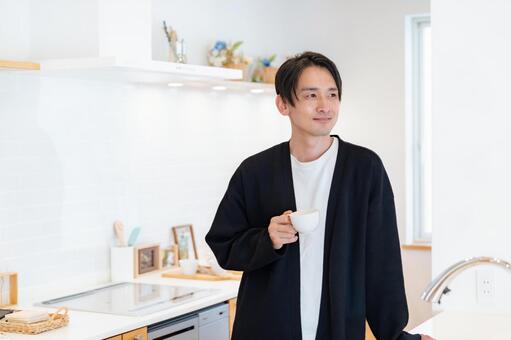 台所に立つ日本人男性 コーヒー,ティータイム,キッチンの写真素材