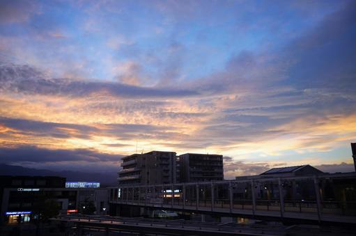 夕焼けに染まる駅前の風景 夕焼けに染まる駅前の風景 都市,コピースペース,テクスチャの写真素材