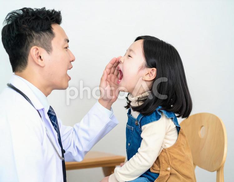 小児科で幼児を診察する医者 小児科,診察,医師の写真素材