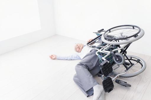 車椅子から転倒した高齢の男性 車椅子から転倒した高齢の男性 リハビリ,保険施設,助けの写真素材