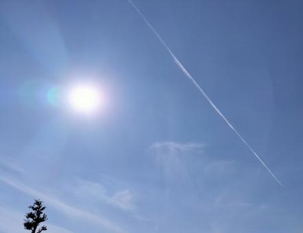 青空と飛行機雲の写真