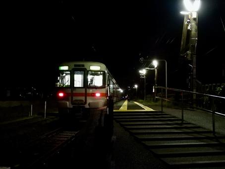 夜の美濃赤坂駅に停まる東海道本線313系 美濃赤坂支線,東海道本線,東海道線の写真素材