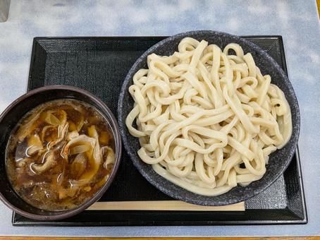 スポーツの日連休初日の肉汁うどん スポーツの日連休初日の肉汁うどん 三芳パーキングエリア,汁椀,武蔵野うどんの写真素材