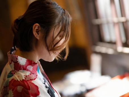 32:観光する浴衣の女性 32:観光する浴衣の女性 浴衣,ゆかた,観光の写真素材