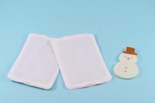 使い捨てカイロと雪だるま 使い捨てカイロ,カイロ,無人の写真素材