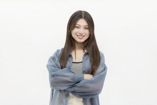 腕組みをする女子大生 腕組みをする女子大生 女性,人物,20代の写真素材