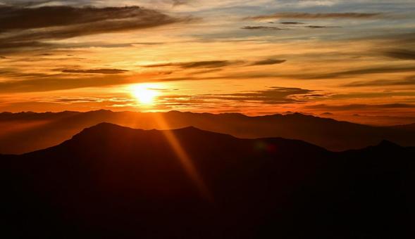 燕岳の日の出 朝焼け,空,赤の写真素材
