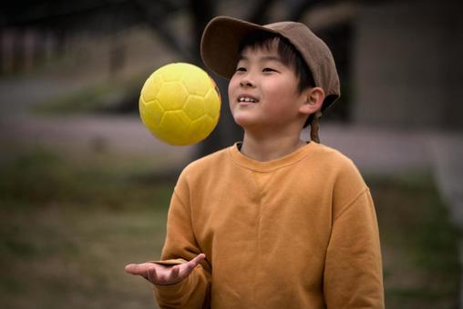 <素材>ハンドボールで遊ぶ男の子 <素材>ハンドボールで遊ぶ男の子 子供,ハンドボール,キャッチボールの写真素材