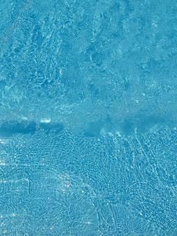 プールの水面と太陽の光の反射(5) プールの水面と太陽の光の反射(5)の写真