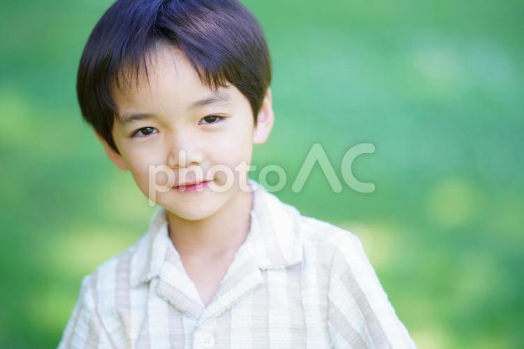 カメラ目線で微笑むかわいい男子小学生 男の子,微笑む,笑顔の写真素材