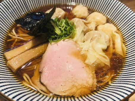 醬油ラーメンのクローズアップ 醬油ラーメンのクローズアップ ラーメン,叉焼,鶏チャーシューの写真素材