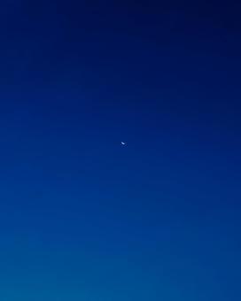 小さな三日月(背景は藍色) 小さな三日月(背景は藍色)の写真