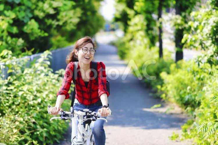 サイクリングを楽しむ女性 サイクリング,さわやか,女性の写真素材
