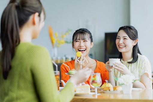 カフェでくつろぐ若い女性 カフェでくつろぐ若い女性の写真