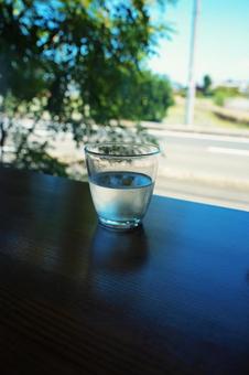 夏のグラス 夏のグラス ガラス(コンテナ),テーブル,ドリンクの写真素材