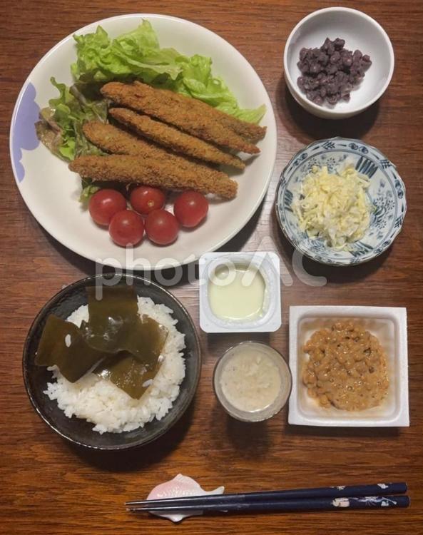 ししゃもフライとトマトとレタスなどの夕食 夕食,ご飯,ししゃもフライの写真素材