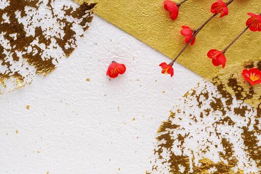 白と金の和紙に紅梅の正月背景 和紙,背景,和風の写真素材