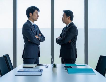 ビジネスシーン・厳しい契約交渉 ビジネスシーン・厳しい契約交渉の写真