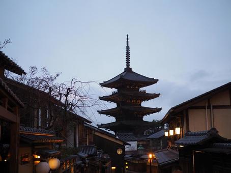 夕暮れの五重の塔 五重塔,夕暮れ,京都の写真素材
