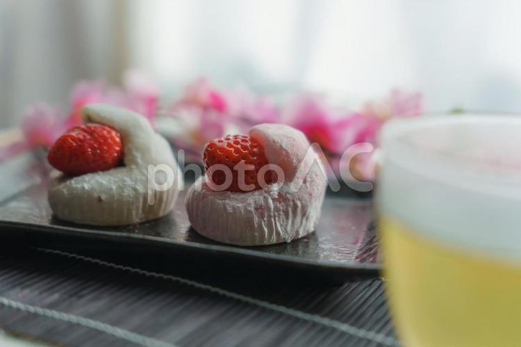 苺大福と緑茶 苺大福,緑茶,日本茶の写真素材