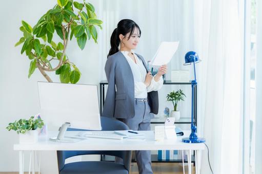 書類を持つビジネスウーマン ビジネスウーマン,笑顔,若い女性の写真素材