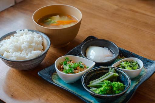 納豆と温泉卵の朝食 納豆と温泉卵の朝食の写真