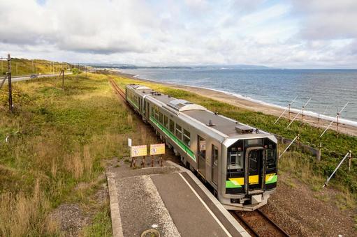 海の近くを走るローカル線 鉄道,気動車,車両の写真素材