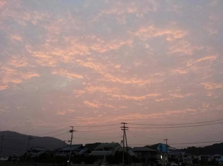淡く染まる夕焼け空と街並み 淡く染まる夕焼け空と街並み 夕空,空,雲の写真素材