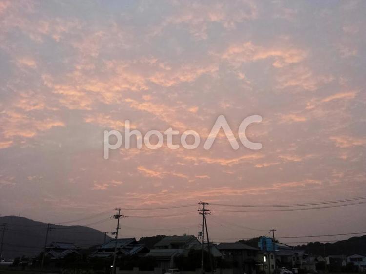 淡く染まる夕焼け空と街並み 夕空,空,雲の写真素材
