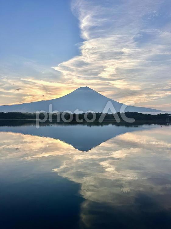 大空と富士山と湖 富士山,田貫湖,空の写真素材
